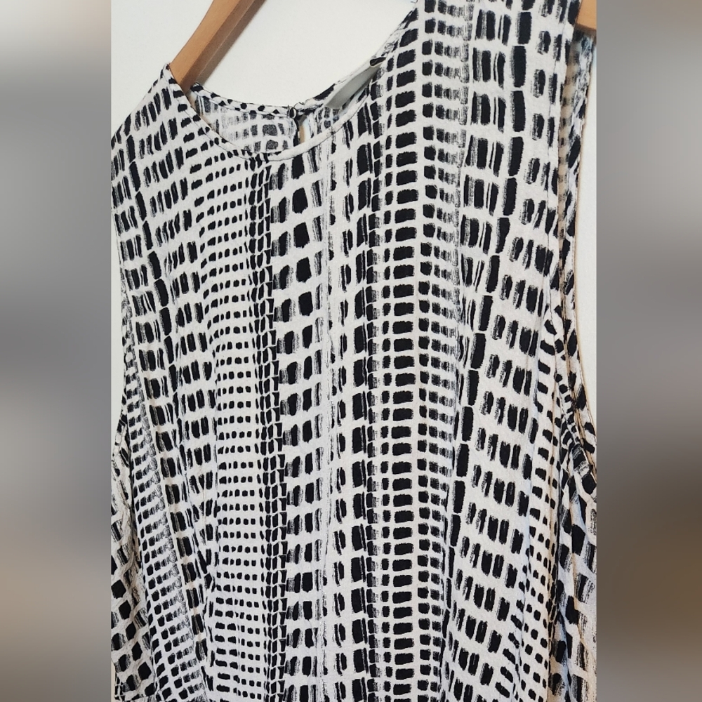 Ava & Viv Black and White Patterned Blouse - Picture 2 of 4